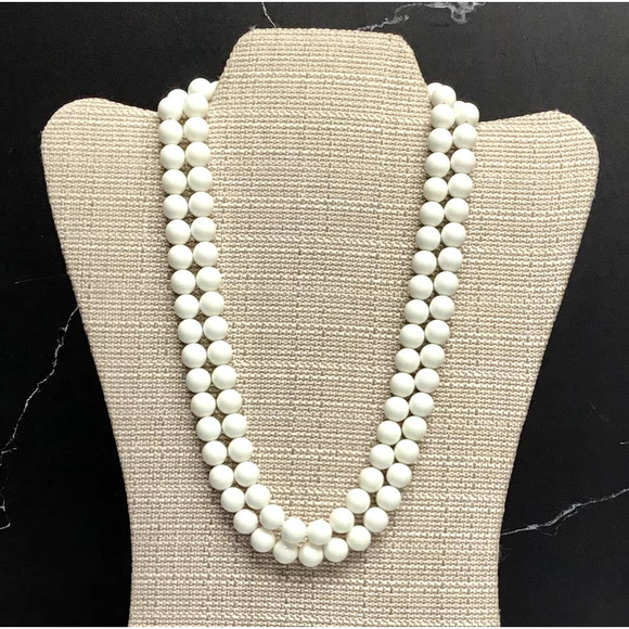 Two-strand white vintage beaded necklace with button clasp 18" - Picture 1 of 3